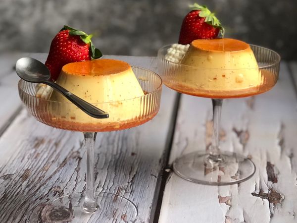 先煮焦糖液
1.將二砂放入鍋中,不要攪動二砂,開中小火煮至糖有起泡,在搖晃,不是攪動,
2.全部融化時在靚動二砂糖液,倒入冷水,小心噴濺
3.完成的焦糖液倒入容器中,
約可做200C六杯布丁