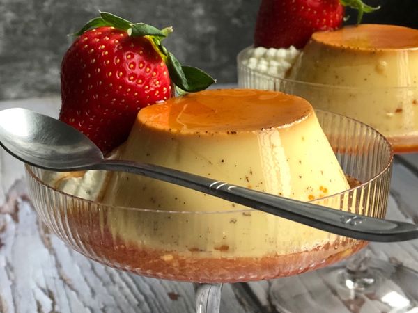 蛋加入砂糖拌勻，牛奶及鮮奶油和香草莢煮至70度熄火，緩慢的倒入蛋液中，再拌勻，勿打到起泡，過濾二次後倒入烘烤杯裡，加入冷水，深度為容器的三分之一高度，上下火溫度為150度，烤40~50分鐘，容器厚度及導熱度不同，烘烤時間僅做参考。