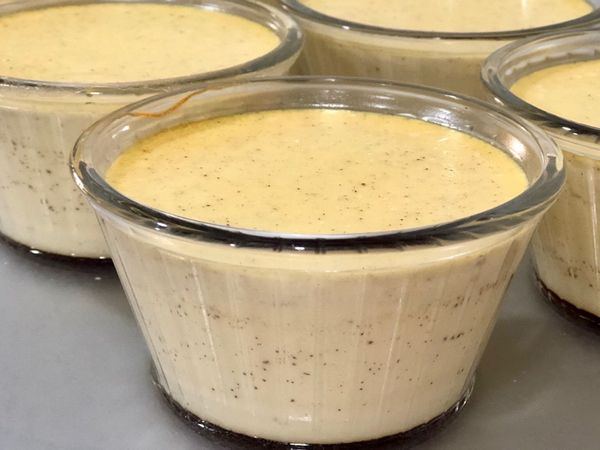 容器內先倒入焦糖液，再倒入布丁蛋液，因比重不同並不會混合在一起。