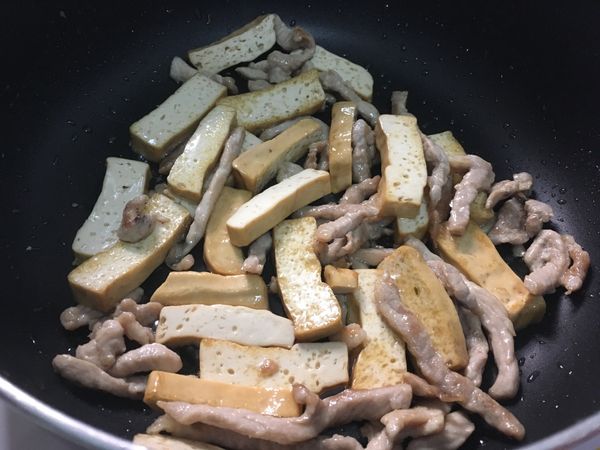 下豆干，炒至豆干香氣出來。