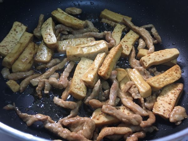 加入醬油炒香，