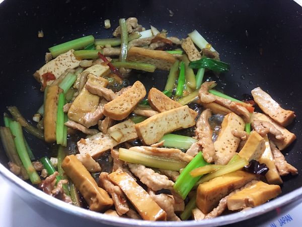 再加入米酒及白胡椒粉炒幾下，即完成囉。