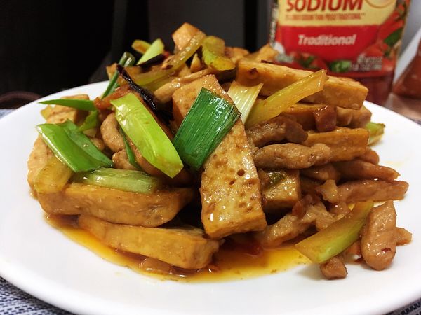 很下飯的一道料理。

☘️如果多加入魷魚炒就是一道客家小炒囉！