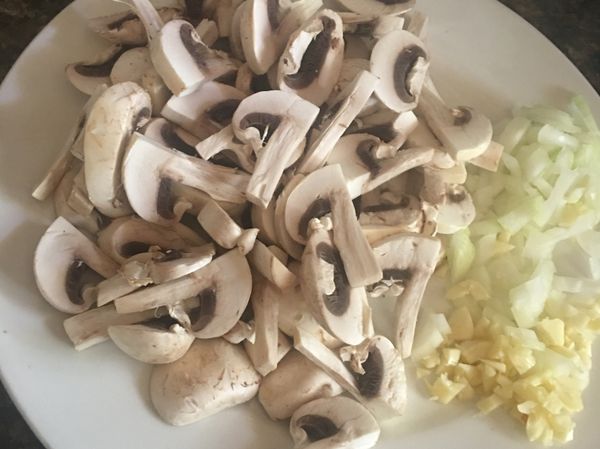 蘑菇隨喜好切、洋蔥丁、蒜碎