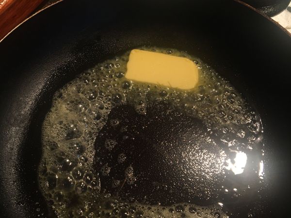 加入油跟奶油一起熱鍋