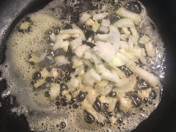 洋蔥先下炒至透明