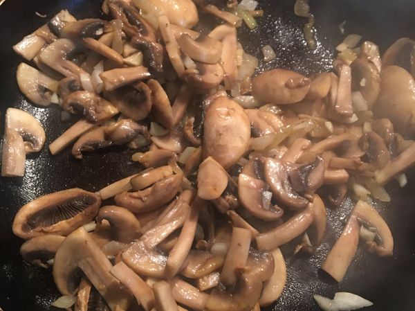 下蘑菇變色後加蒜翻炒再加入少許米酒、醬油、鹽巴、黑胡椒 即可完成