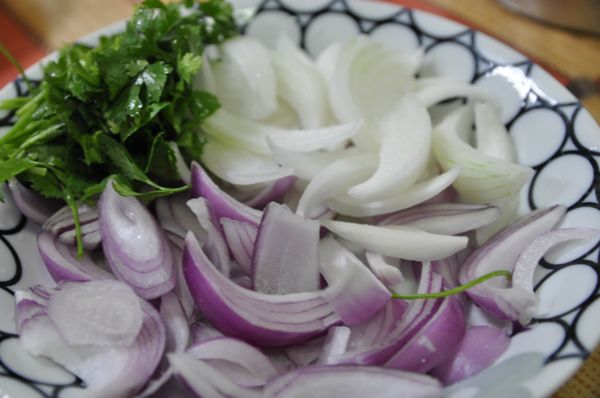 將雙色洋蔥切細長片狀、香菜切碎段