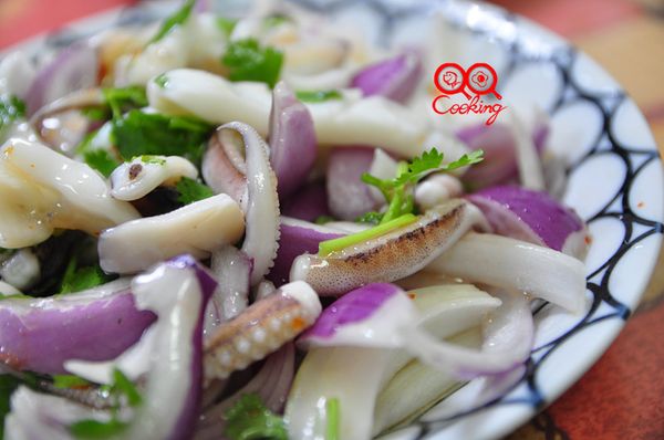 洋蔥本身就帶點微嗆的辣感，加上鮮味軟Q的軟絲，與甜辣醬味融合放入冰箱冷藏更讚，真是超級好滋味喔!