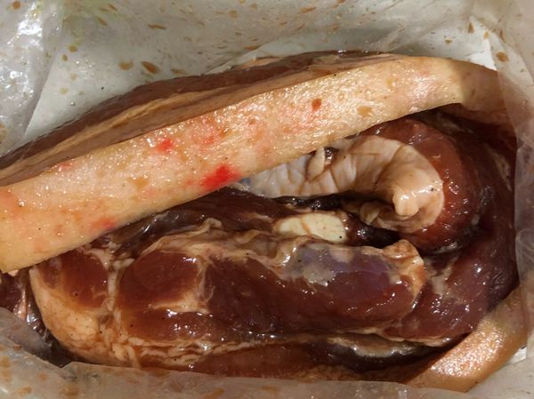 用醬油、米酒 、胡椒醃肉半天
如果隔夜會更入味