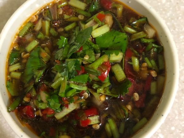 炸肉時調椒麻醬：香菜、蒜頭、辣椒、醬油、魚露、檸檬汁、砂糖