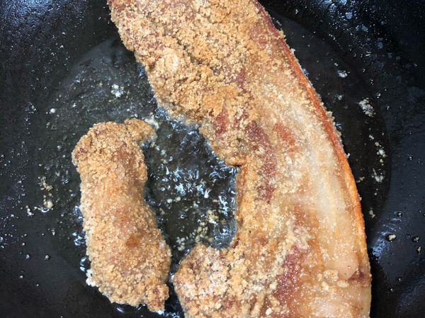 反面炸，肉熟時用大火炸逼出油