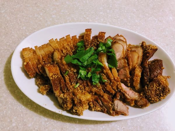 完成，也可將沾醬直接淋在肉上，我是因為小孩不吃辣，所以醬分開放，小孩吃就沾醬油膏加水調勻