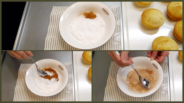 在一個小碗中，
將肉桂粉 和砂糖攪拌在一起