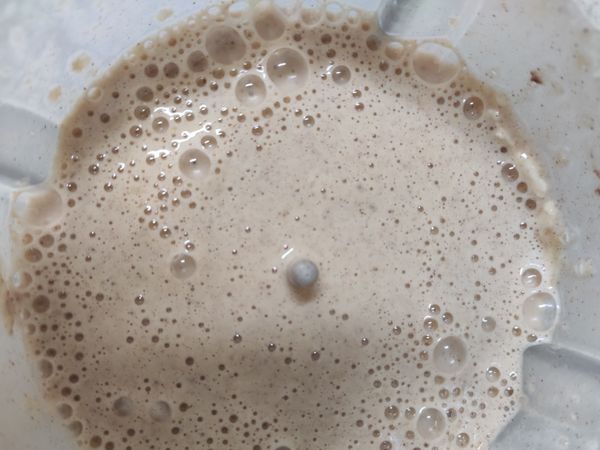 若有食物處理機，直接全加入後調理。或香蕉壓成泥狀，和蛋攪拌，加入粉類再加入水，攪拌均勻即可。