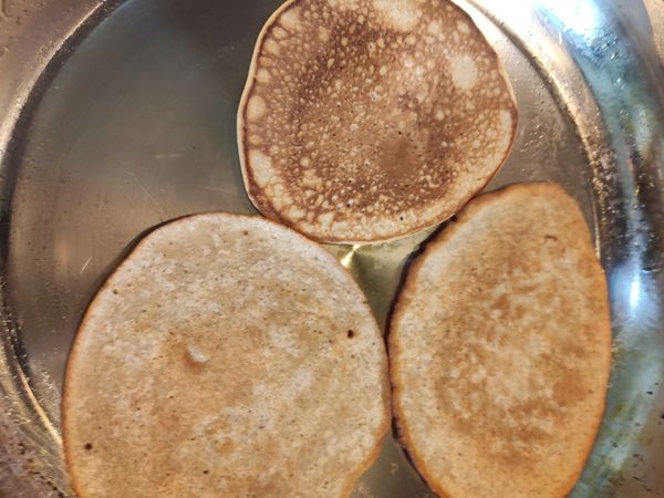 兩面翻煎恰恰的金黃色，即完成。