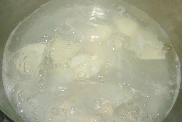 燒一鍋熱水，將馬鈴薯切成薄片狀，入鍋中煮熟後撈起備用...