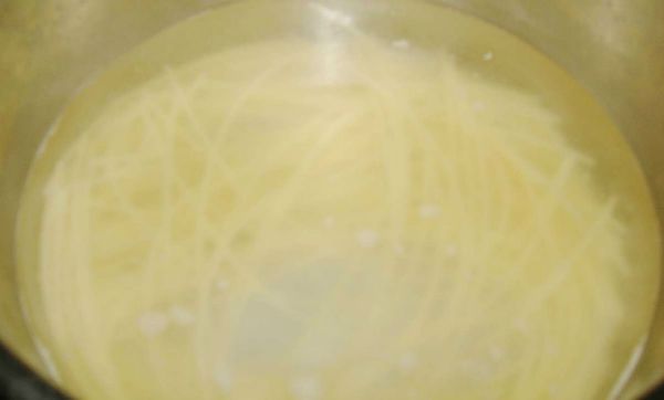 燒一鍋熱水，將義大利麵加入，再加入少許的塩，開始煮8分鐘撈起備用...