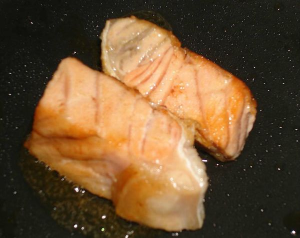 熱鍋倒入少許的油，將鮭魚煎至金黃酥香後備用...