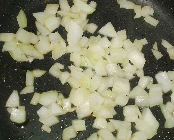 熱鍋倒油，加入洋蔥爆香...