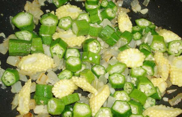 將玉米荀、秋葵切成段狀和蒜末，一起加入鍋中拌炒即可...