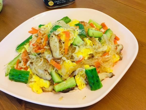 冬粉泡水，紅蘿蔔切粗絲，小黃瓜切條/塊，鮮香菇切片，蛋打散備用。