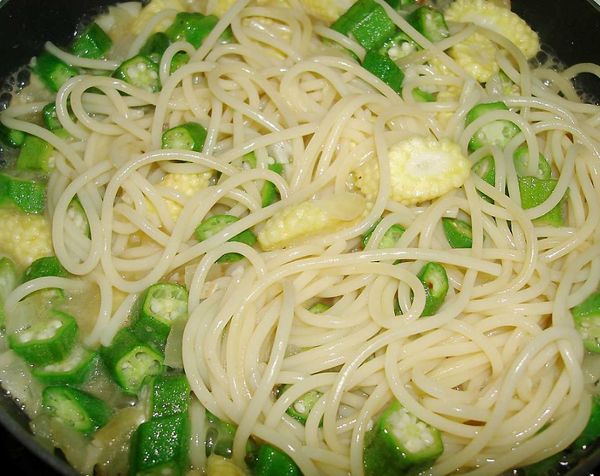 將義大利麵加入拌炒，起鍋前加入[調味料]即可...