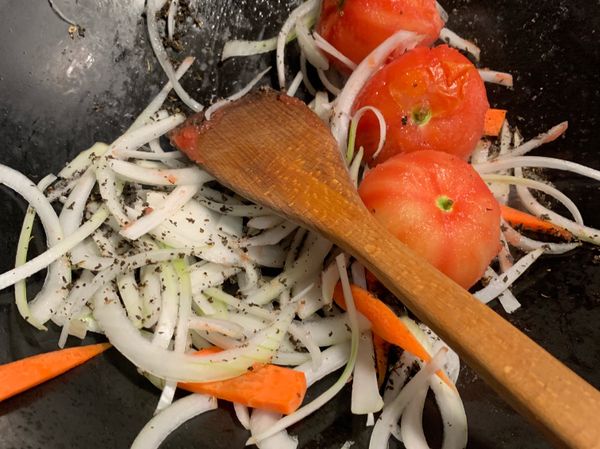 我之前有做「羅勒葉+橄欖油」
我是加一點就放洋蔥+蕃茄
我是用鍋鏟切蕃茄（也可切好在放
（沒羅勒葉也沒差，就不是義式而已）