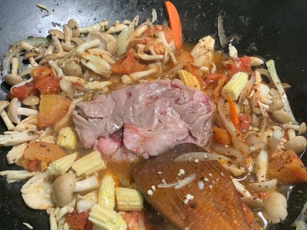 香菇、玉米筍 洗一洗可切可不切（小孩吃我切了）

放肉一起炒