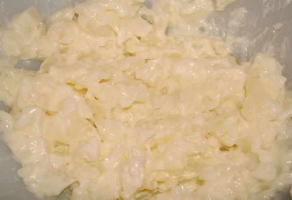 將馬鈴薯壓成泥狀，加入沙拉拌勻備用...