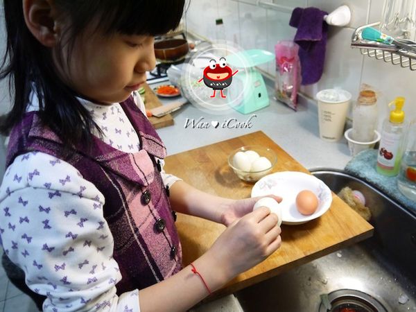 馬鈴薯洗淨、削皮和水煮蛋一同放入電鍋（外鍋2杯水）蒸熟後，取出馬鈴薯趁熱搗碎，水煮蛋剝去外殼，備用。