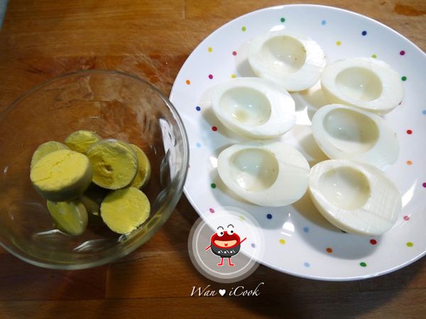 將水煮蛋切對半，小心取出蛋黃，蛋白底部可以切掉一點點，可以讓蛋體站得更穩，不會因位晃動而使得餡料倒出。同時將小黃瓜洗淨、不削皮，切成片狀（作為帆船的風帆），備用。
