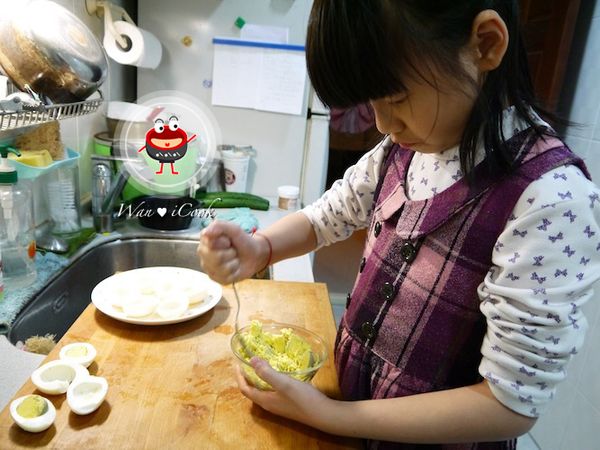 蛋黃壓成泥，備用。可使用篩網用刮刀壓磨入碗中，可以讓口感更細布結塊。水煮蛋放涼才使用，以免蛋黃蛋太燙，拌美乃滋時會出油而散開。