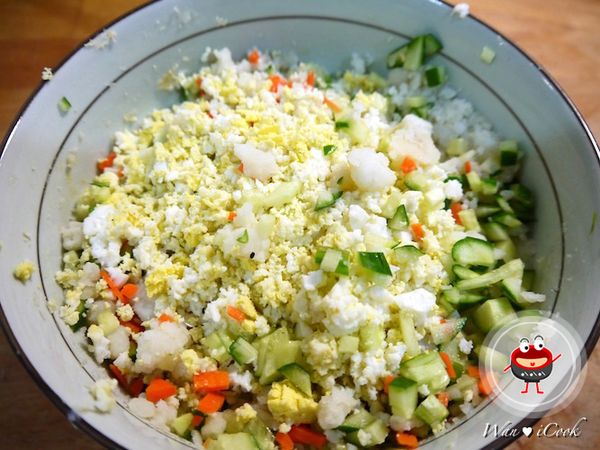 趁熱將炒熟四色蔬菜丁、蛋黃泥和馬鈴薯泥，剩下的小黃瓜切細末一同拌入，加少許鹽拌勻，放涼，備用。