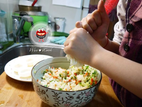 擠上美乃滋，混合拌勻，成為馬鈴薯沙拉泥。