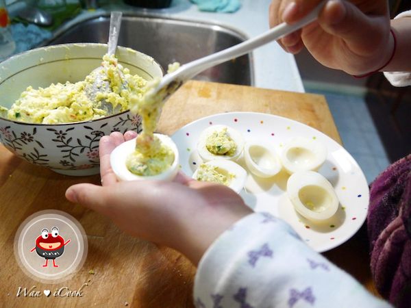 用湯匙取適量馬鈴薯沙拉泥，放入水煮蛋內。