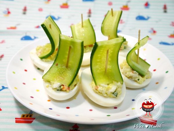 最後用牙籤穿過小黃瓜切片，成為帆船的的風帆，插在水煮蛋上，即可。