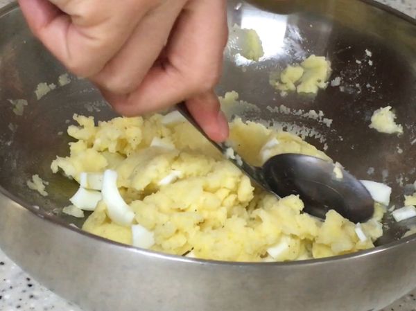 馬鈴薯、蛋黃壓成泥後，開始調味