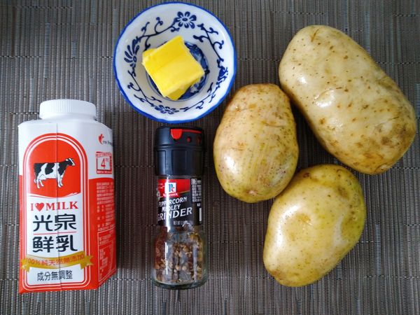 奶油跟鮮奶需回復至室溫，才好拌勻