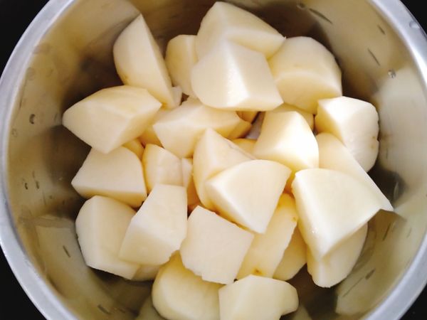 將馬鈴薯切小塊，跟蒜頭、用電鍋蒸熟蒸軟、外鍋放1.5杯水