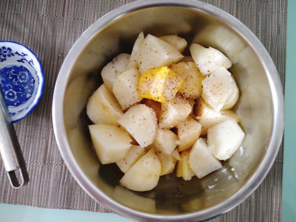 將奶油、鹽、黑胡椒加入，用打蛋器或叉子壓成泥，會有顆粒感