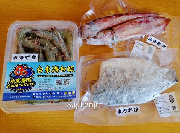 2.本次所使用的鱸魚排(魚鱗與內臟等都已清理乾淨，很方便使用)、白蝦、透抽是"澎海鮮物"的冷凍真空包裝產品，真空包裝好保存更能保鮮，使用前再解凍即可。