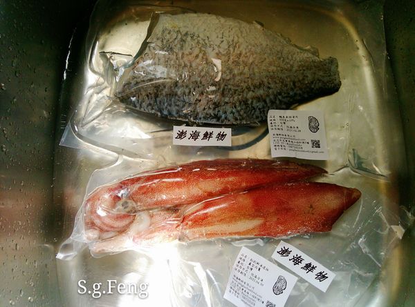 3.鱸魚與透抽解凍方法：
將鱸魚與透抽真空包裝(不拆封)直接以冷水(可蓋過食材的水量)浸泡解凍即可，至魚體與透抽管體完全變軟即可使用(約２５－３０分鐘)；這樣解凍速度快又保鮮。