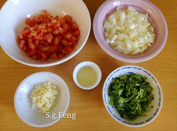 ４.先將[莎莎醬食材]清理與清洗；洋蔥與蕃茄切小丁，蒜頭與香菜切末，檸檬壓汁。（蕃茄籽易出水，可依個人習慣決定是否去籽）。