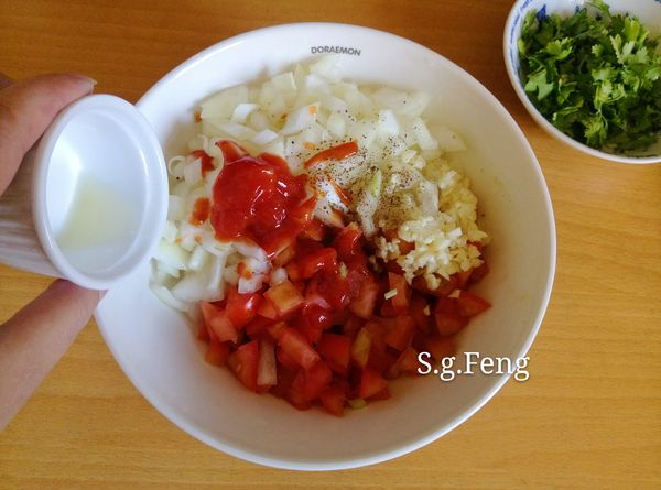 6.取冰鎮後的洋蔥丶蕃茄丁丶蒜末，加入[莎莎醬調味料]，攪拌均勻，試味道，可由檸檬汁或糖做調整。