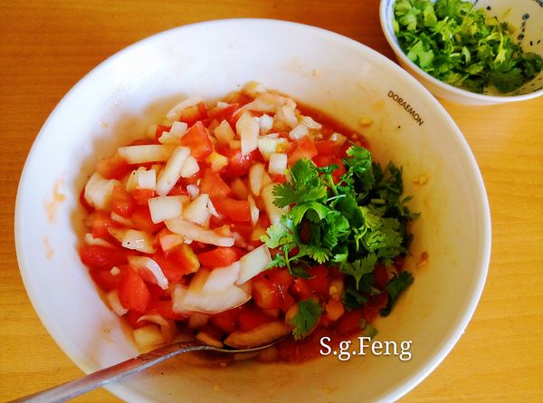 7.食用前再加入香菜與橄欖油，拌勻即可，此即完成"莎莎醬"即可食用。(莎莎醬亦可事先備起來，放入冷藏約1小時，使其入味，風味更佳)。