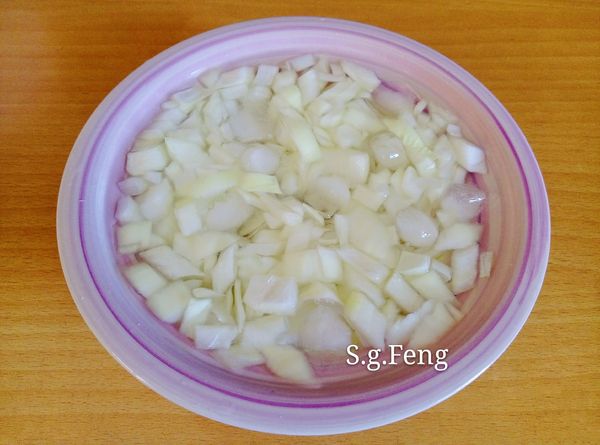 5.洋蔥丁以冰開水冰鎮15分鐘。（若喜歡嗆辣者可略此步驟）