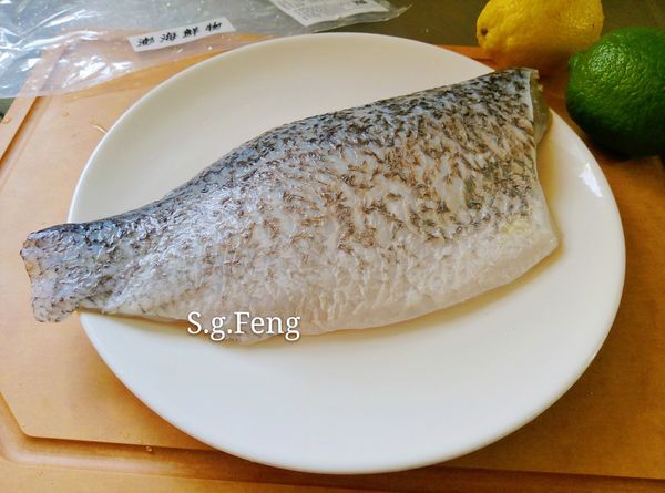 8.鱸魚片解凍完成後，清洗乾淨，以１/４茶匙的鹽均勻的抹於鱸魚片的兩面，醃漬３０分鐘。