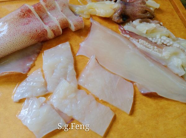 10.透抽切花或透抽本體直接切約１公分的管狀(圓圈狀)。
切花方法：
將透抽本體切開，從中間切成兩片，再由１片的(內面切才會捲)對角斜刀切８分深(不可切到底、切斷)，每約０.3公分切一刀，切至同一方向切完；再由另一對角，一樣的斜切法，切成X狀，完成後再正切成約４公分的塊狀。