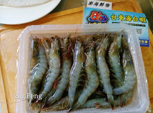 15.解凍中即可以牙籤挑出腸泥，清洗。
挑腸泥的方法:
蝦子蝦頭算起第2節的蝦背腸泥下方位置，以牙籤穿過，再將牙籤往上拉起即可挑出腸泥。